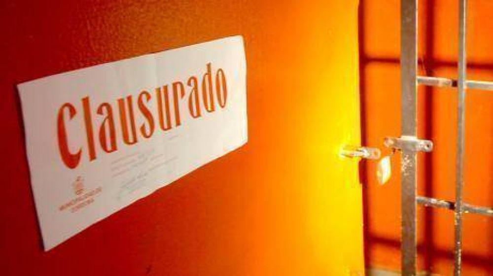 Casi una multa por d�a a boliches por falencias