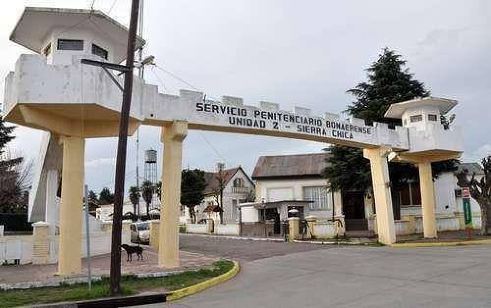 EL DOMINGO PASADO: Sierra Chica: un preso tom� de rehenes a una m�dica azule�a y a un enfermero