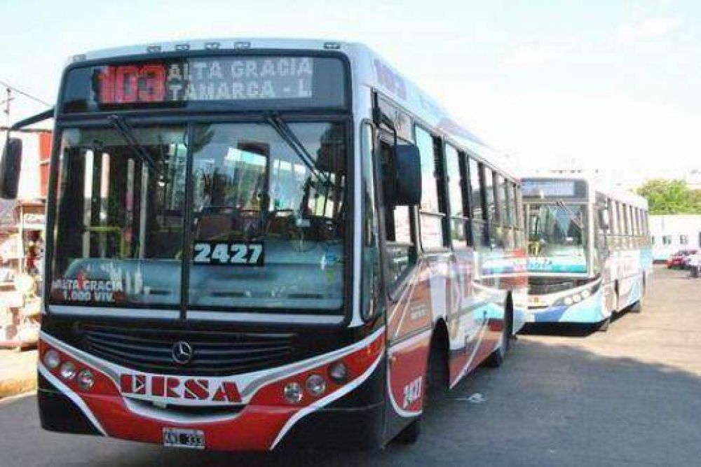 Usuarios se quejan por la demora de los colectivos