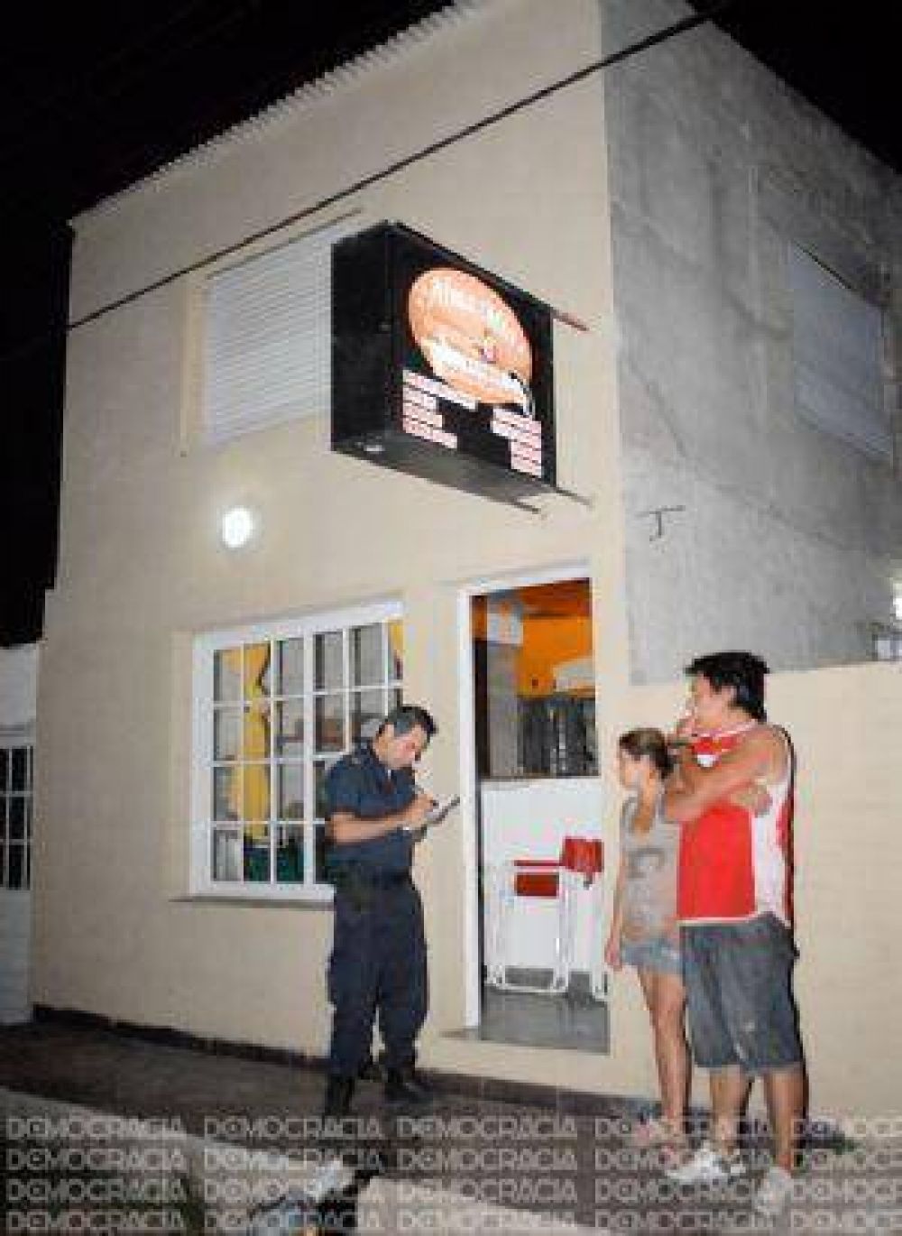 A punta de pistola, roban en una casa de comidas