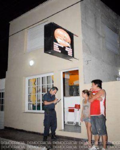 A punta de pistola, roban en una casa de comidas