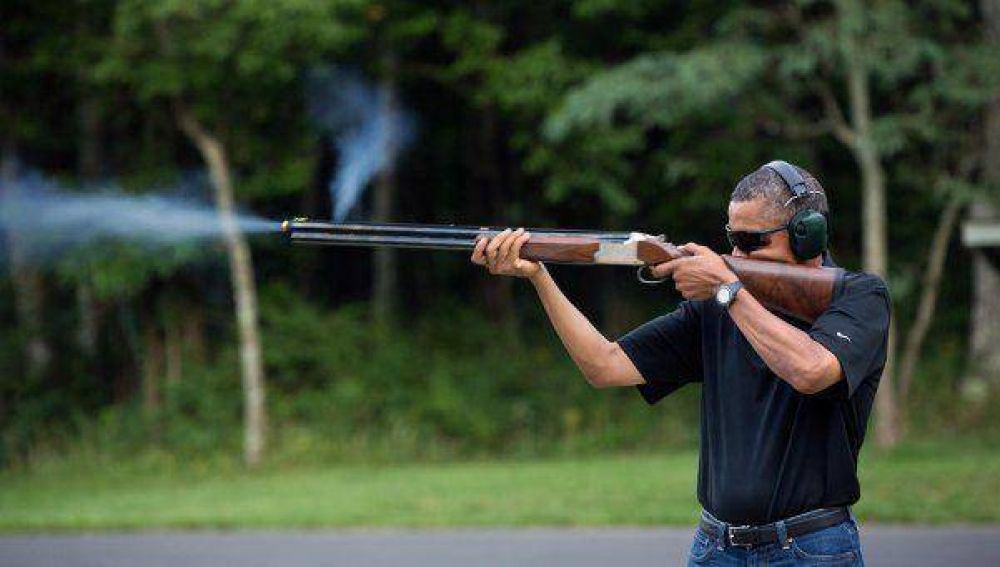 En plena pol�mica, se public� imagen de Obama con un arma