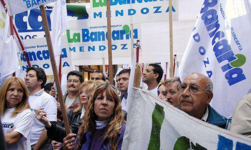 Pese a la negativa del Gobierno, los bancos privados pagaron el plus a los empleados los $1700 acordados