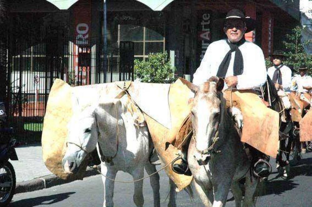 Gauchos homenajearon a Cafrune con una marcha