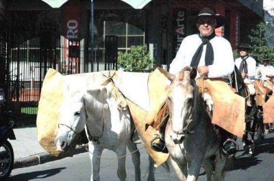 Gauchos homenajearon a Cafrune con una marcha
