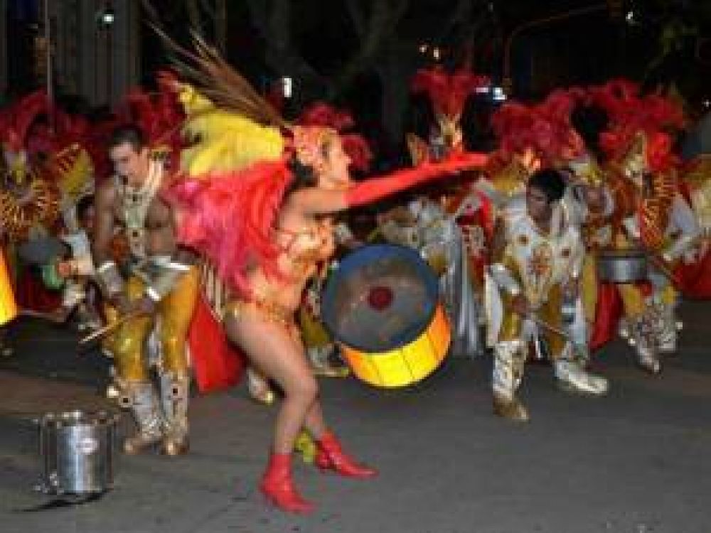 Plumas, bailes y reinas en la capital provincial de la alegr�a