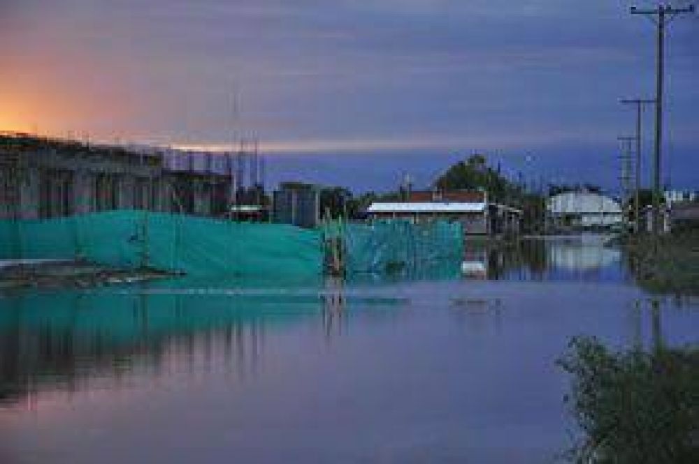 Construyen un dren para frenar el agua que avanza	