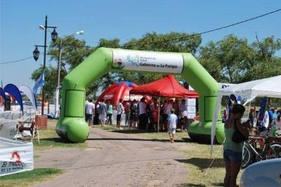 El Ministerio de Salud, en campeonato de triatl�n para j�venes