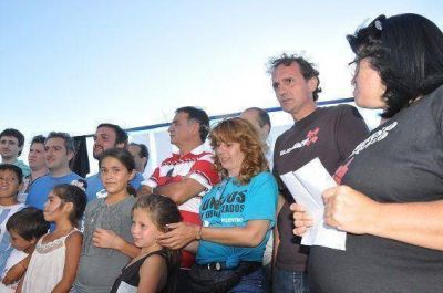 Acto de homenaje a los j�venes asesinados en Jos� Le�n Su�rez