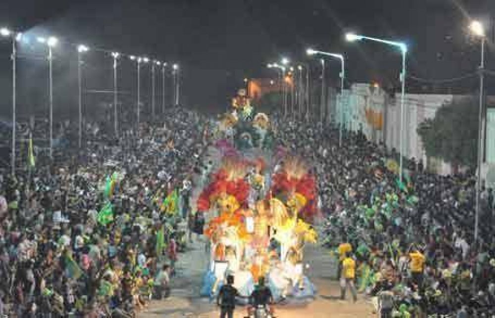 Pinedo colm� el cors�dromo en su primera noche de carnaval