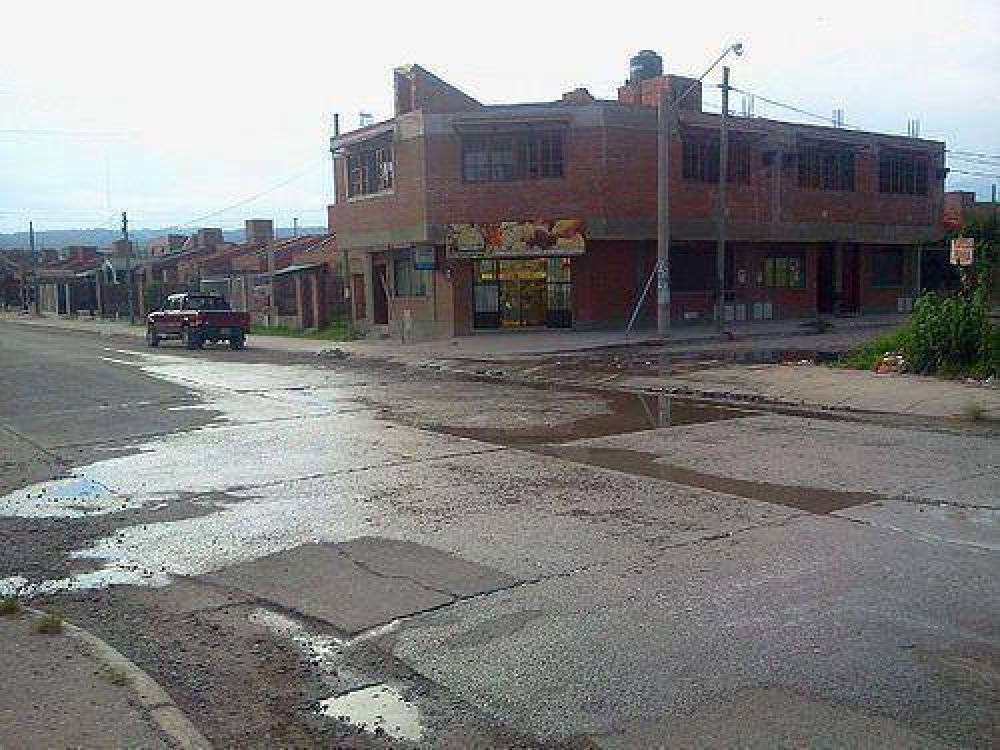 Desborde cloacal atormenta a los vecinos de Malvinas