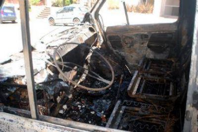 Ataque de piroman�aco destruye tres veh�culos en la madrugada de este domingo en la zona de Alem