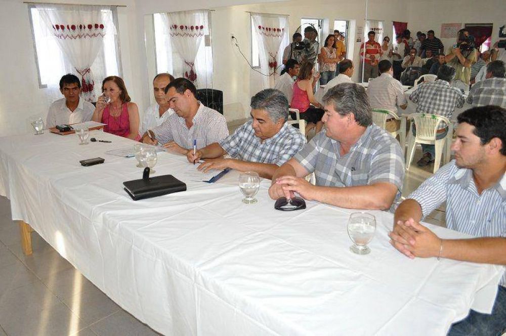 Colonia Dora firm� Convenio de Cooperaci�n con el Ministerio de Producci�n
