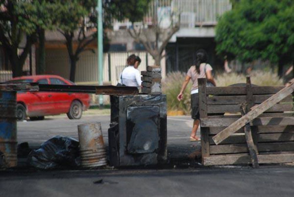 Manifestaciones de vecinos ante reclamo de obras en servicio de cloacas colapsado