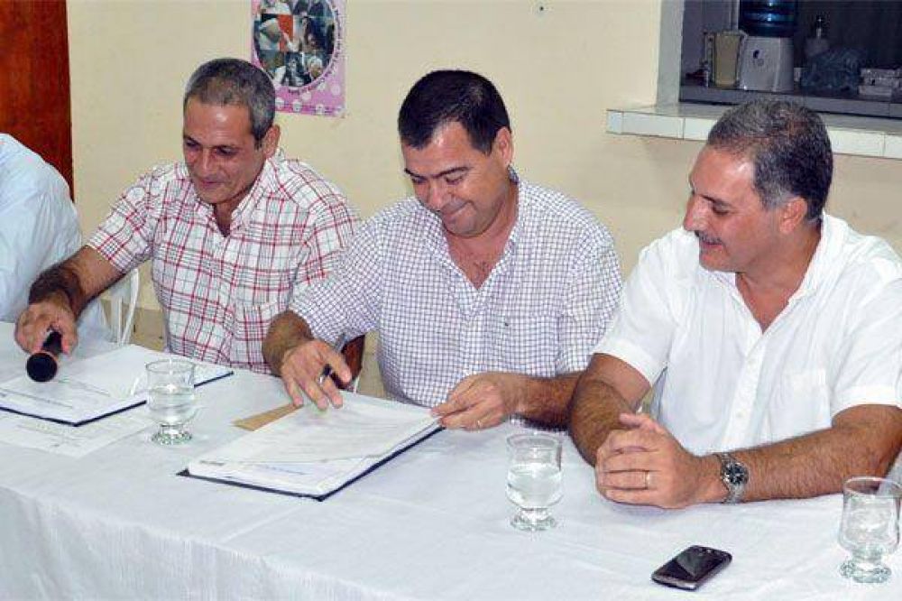 El Gobierno provincial firm� convenio para la construcci�n del matadero en Los Jur�es