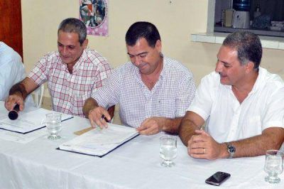 El Gobierno provincial firm� convenio para la construcci�n del matadero en Los Jur�es