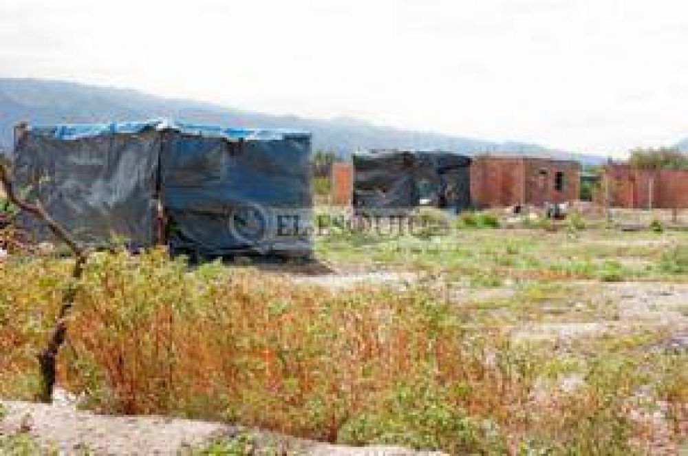 Familias se asientan en casas de nylon