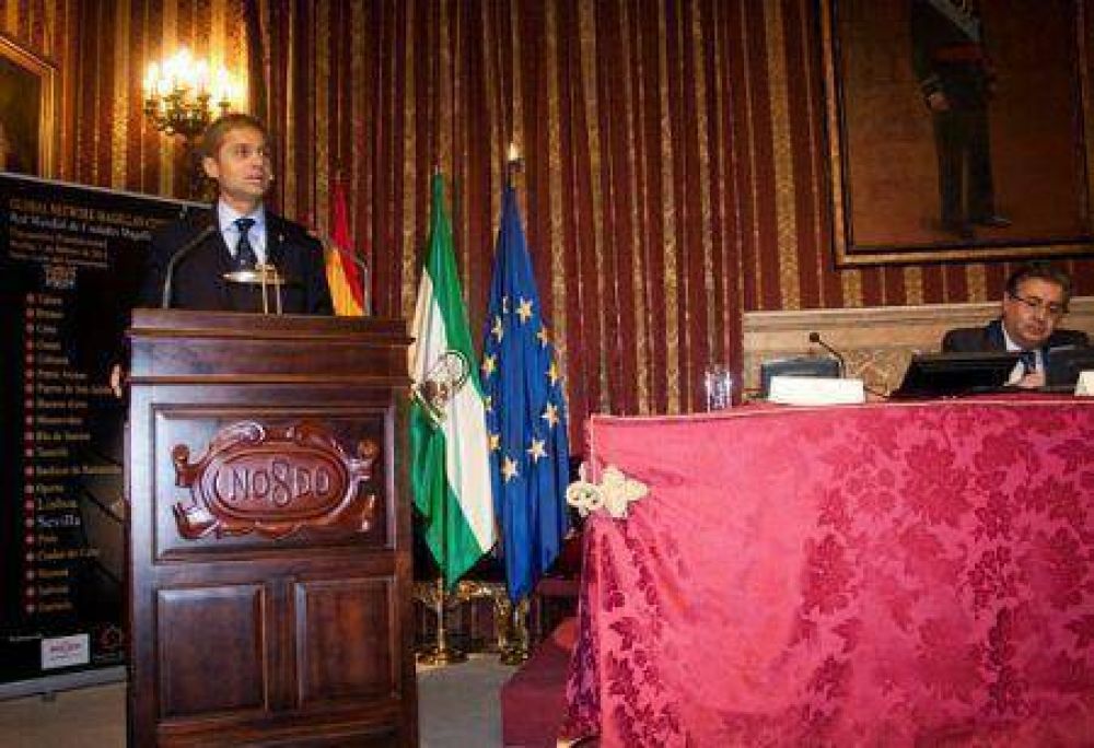 Sciurano aplaudido en el acto fundacional en Espa�a