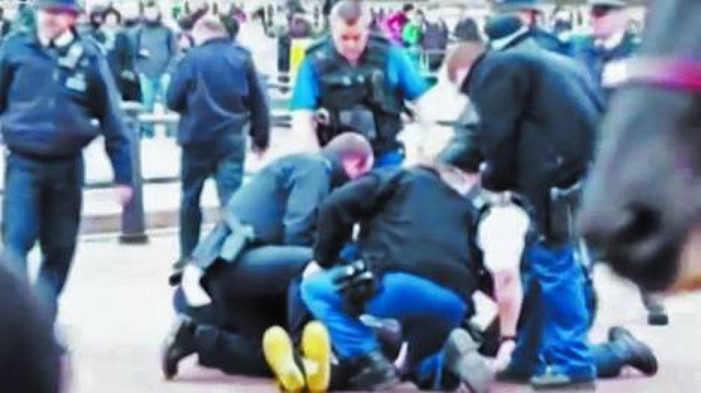 Arrestan a un hombre con dos cuchillos frente al Palacio de Buckingham