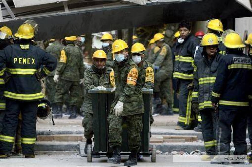 Hallan dos cuerpos y los muertos por la explosi�n en Pemex suman 35