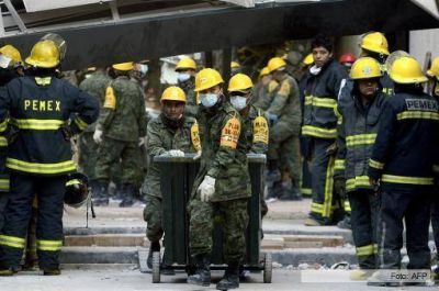 Hallan dos cuerpos y los muertos por la explosi�n en Pemex suman 35