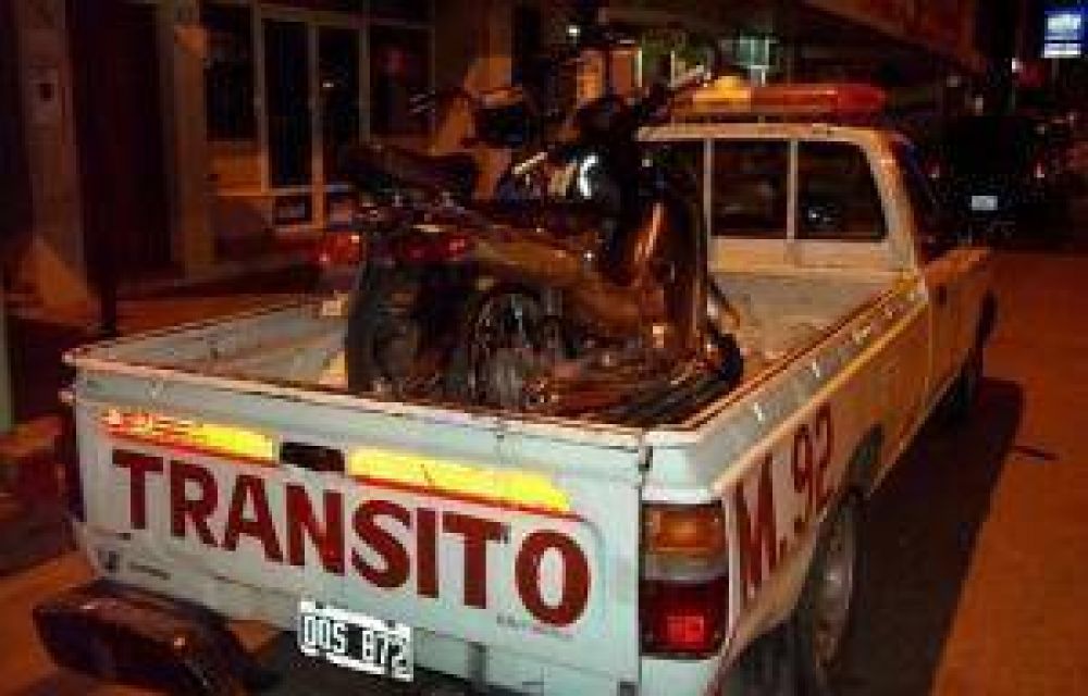 J�venes agreden a inspectores municipales y da�an un m�vil de tr�nsito