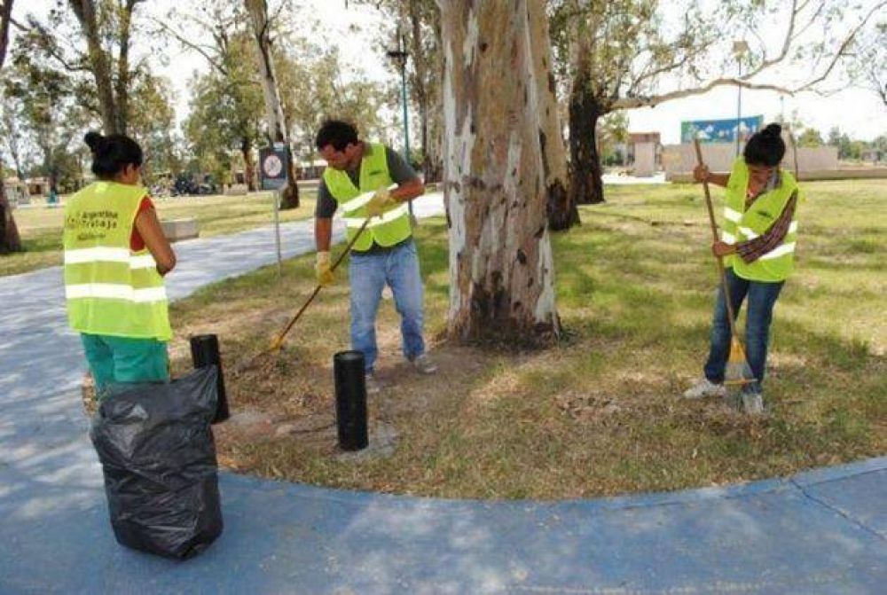 Cooperativistas de Argentina Trabaja realizan el mantenimiento y limpieza del Parque Urbano Tiro Federal