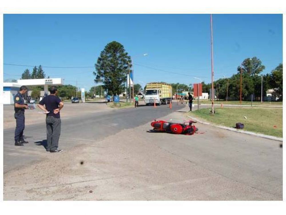 Un joven result� gravemente herido tras caer de su motocicleta