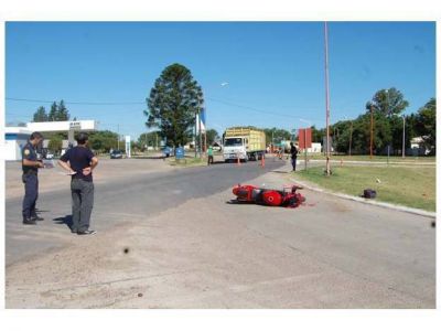 Un joven result� gravemente herido tras caer de su motocicleta