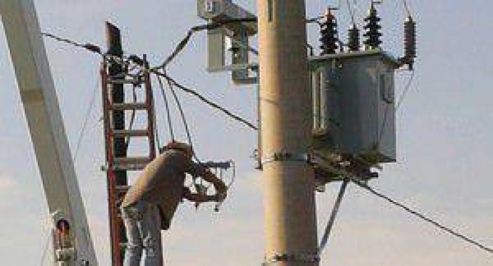 Alegr�a en colonia Napenay al llegar el servicio el�ctrico