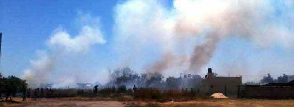 Bomberos Voluntarios y vecinos sofocaron incendio de pastizales