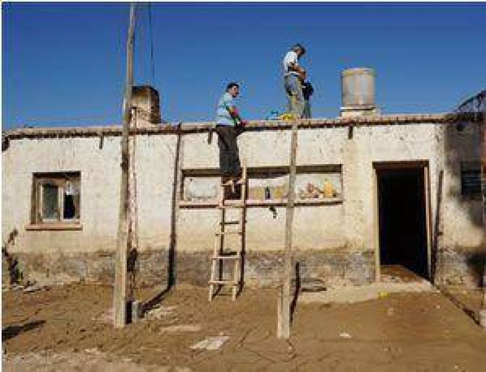 Despu�s de la creciente en Sarmiento: baja el agua y asisten a familias para volver a sus casas		