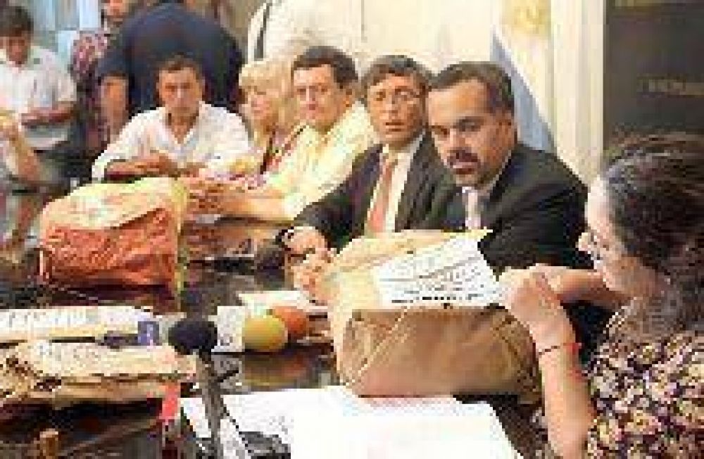 Tres empresas pelean por las casas; una corre con ventaja