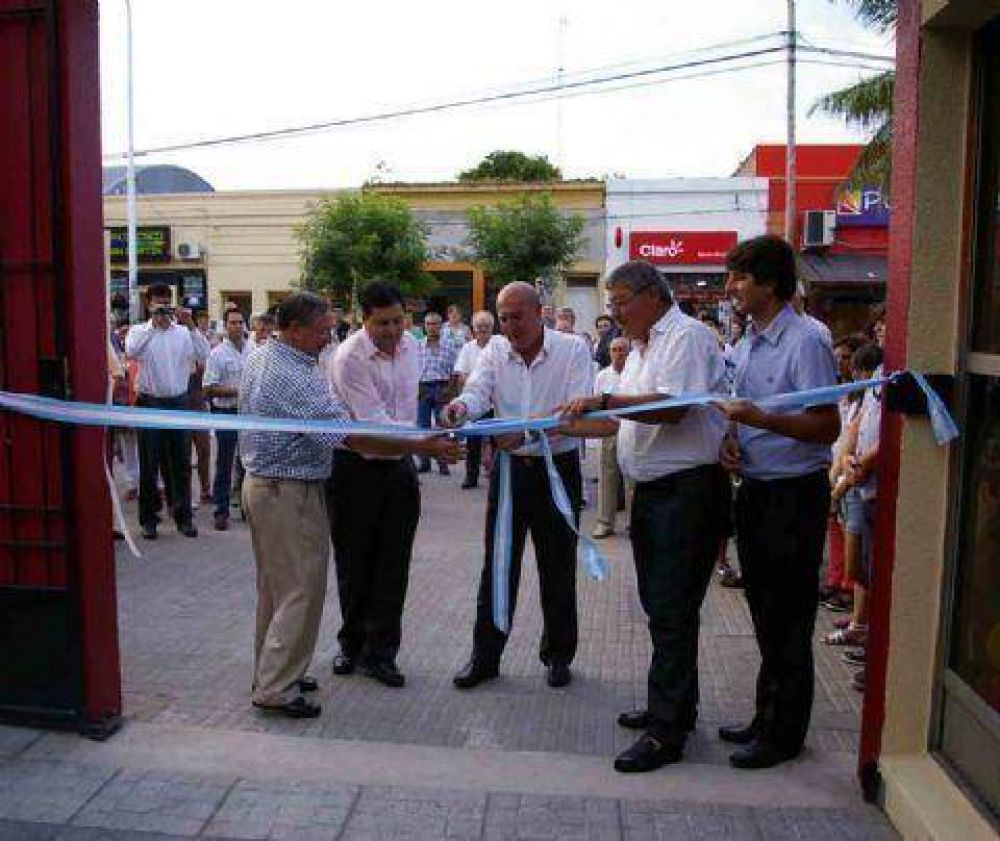 Villa Ramallo celebr� su aniversario reestrenando el �Auditorio Libertador�