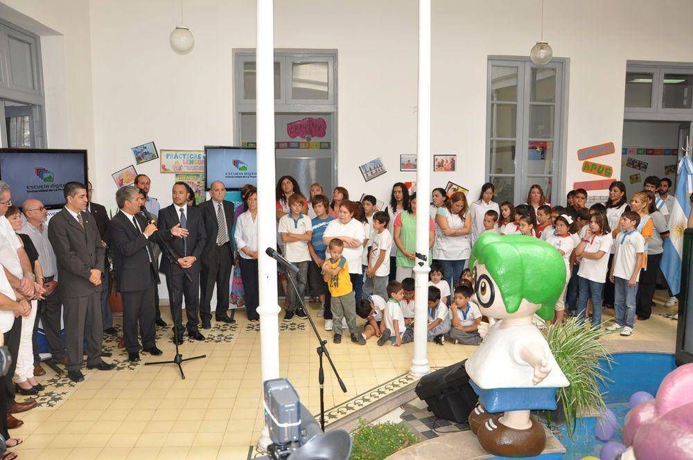 Escuelas digitales: El Gobernador inaugur� el ciclo lectivo 2013