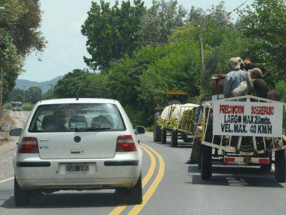 Tractores, a paso de hombre por una ruta