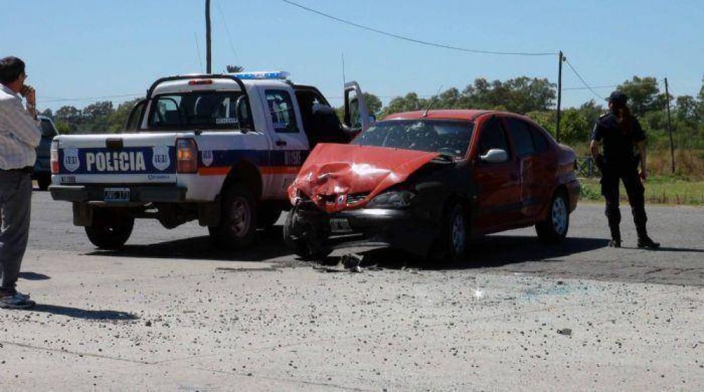 Violento choque entre dos autos en Circunvalaci�n y Padre Respuela