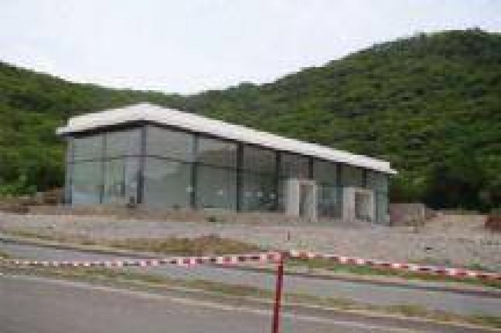 El due�o de la construcci�n en el Cerro San Bernardo asegura que el terreno no es una reserva natural