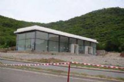 El due�o de la construcci�n en el Cerro San Bernardo asegura que el terreno no es una reserva natural