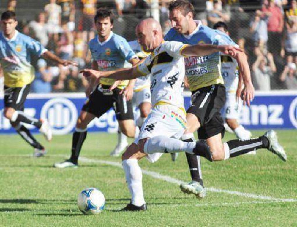 Crucero fren� la marcha ganadora de Olimpo y rescat� un buen empate en Bah�a Blanca