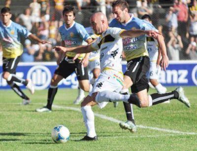 Crucero fren� la marcha ganadora de Olimpo y rescat� un buen empate en Bah�a Blanca
