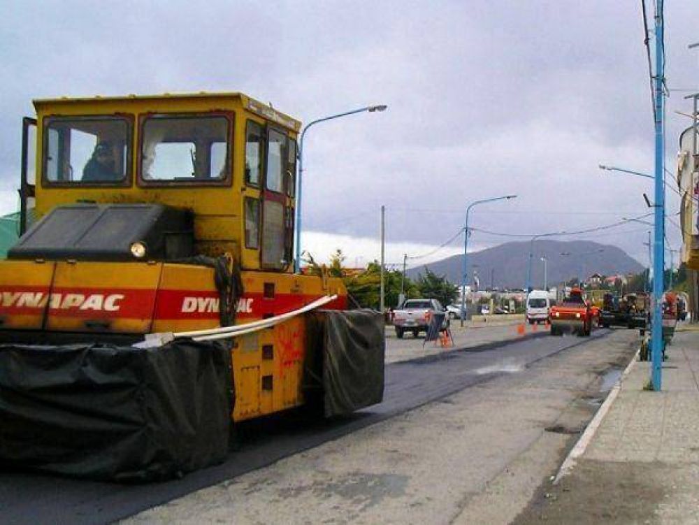 Obras p�blicas en Ushuaia: Se realiz� repavimentaci�n en la avenida Maip� 