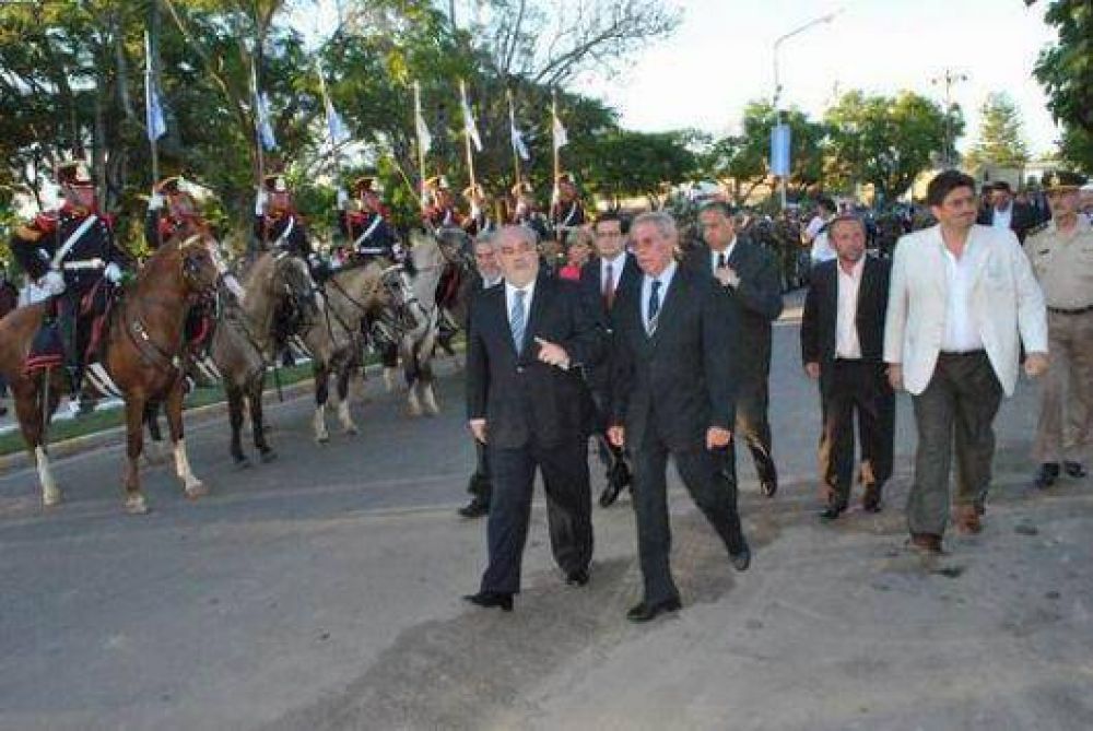 Fuerte arenga a imitar las virtudes de Cabral