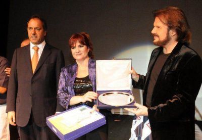 Scioli pag� a sus amigos artistas, pero le debe desde agosto a transportistas escolares bahienses