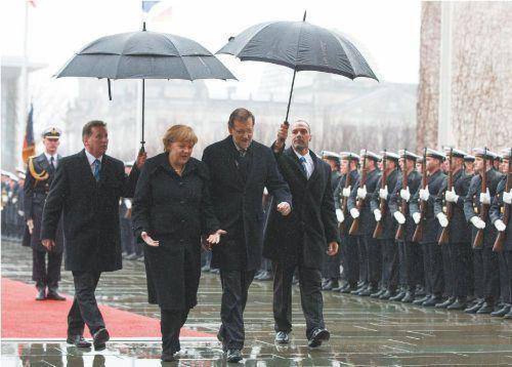 Para Rajoy, las acusaciones contra el PP son falsas "salvo alguna cosa"