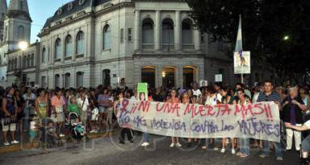 Cerca de 2.000 personas marchan contra la violencia de g�nero