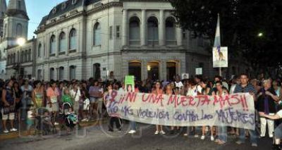 Cerca de 2.000 personas marchan contra la violencia de g�nero