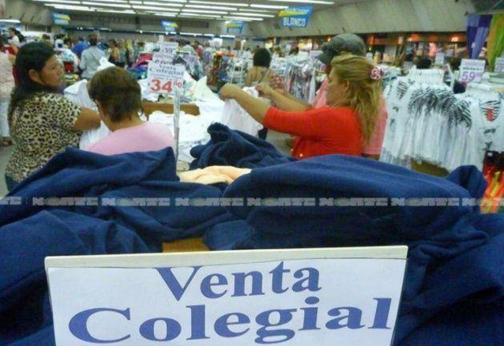 Canasta escolar con uniformes