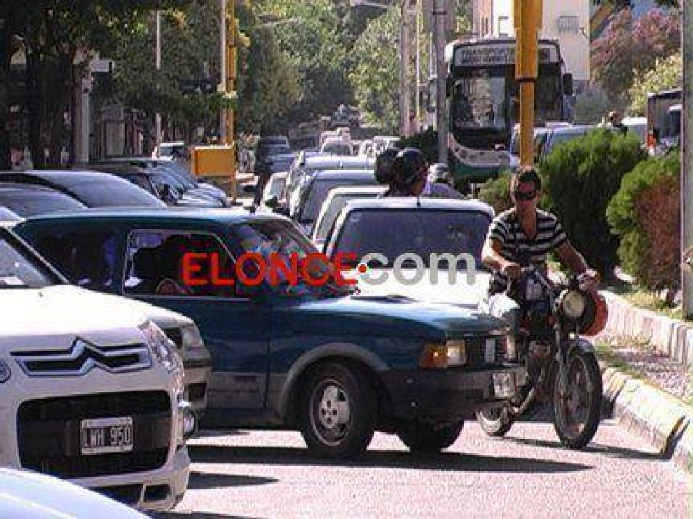 Estacionamiento a 45� en 25 de Mayo: Advierten que ya se registran colisiones al llegar a calle Belgrano 