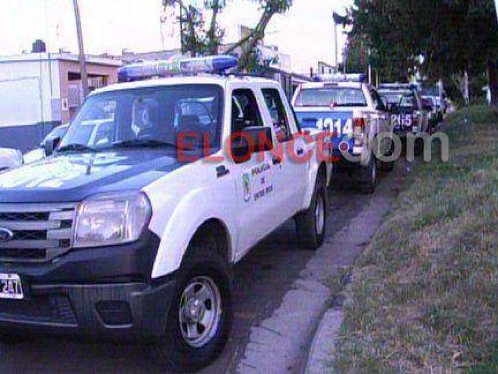 Barrio Municipal: �enojados� con operativo policial provocaron desorden, hirieron a polic�as y da�aron patrulleros 